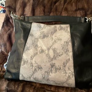 Soprano black leather shoulder bag